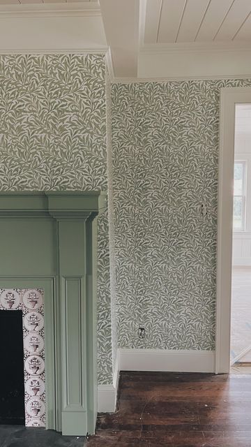 William Morris Hallway, William Morris Bedroom Ideas, William Morris Living Room, Bedroom William Morris Wallpaper, Wallpaper Above Fireplace, Morris Willow Wallpaper, Fireplace Wallpaper, Willaim Morris Wallpaper, Morris And Co Willow Wallpaper