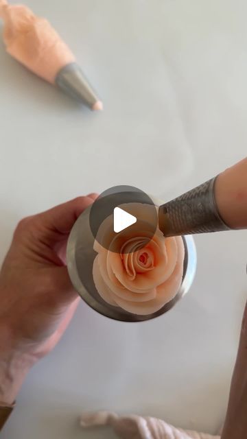 Dara Waitkus on Instagram: "Come learn with me! 🌹 ⬇️⬇️  Let me show you how to pipe a buttercream rose . It’s all in the wrist and the nail twirl! 🤩 #ButtercreamRose #CakeDecorating #CakeArt #RosePiping #buttercreamflowers" Two Toned Buttercream Roses, How To Make A Buttercream Rose, Piped Roses On Cake, Pipping Technique Cakes, Piping Buttercream Roses, How To Make Icing Roses, How To Pipe A Rose, Piping Roses On Cake, How To Make Buttercream Roses