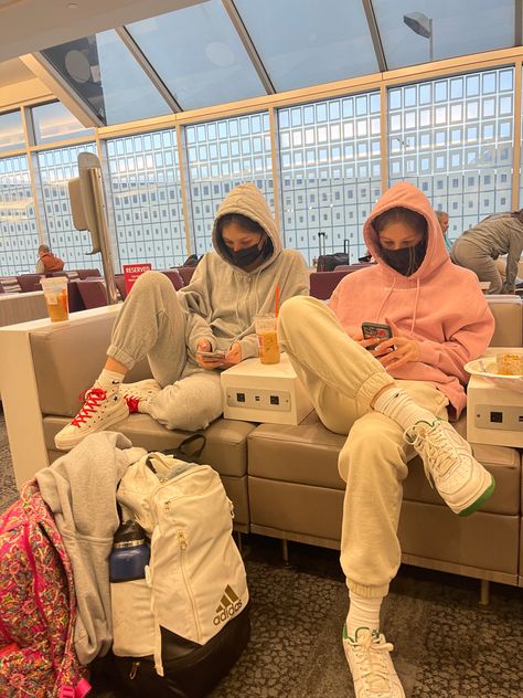 Comfy Travel Outfit Aesthetic, Travel Day Outfit Winter, Aesthetic Airport Fit, Winter Plane Outfit, Comfy Airport Outfit Aesthetic, Airport With Bestie, Lazy Airport Outfit, Airport Fits Comfy, Outfit Ideas For Airport