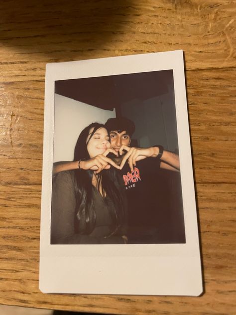 Polaroid Pictures Ideas For Boyfriend, Poloroid Pictures Ideas With Boyfriend, Polaroid Inspired Photos, Polaroid Picture Poses Best Friends, Best Friends Polaroid Pictures, Poloraid Pics Aesthetic, Poloride Picture Ideas, Polaroid Pic Ideas Couples, Polaroid Go Pictures