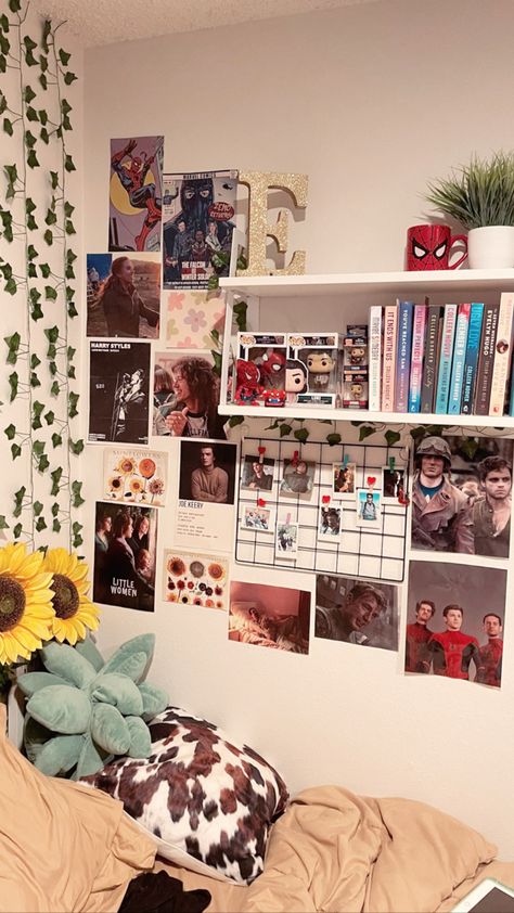 Marvel Dorm Room Ideas, Girly Marvel Bedroom, Marvel Wall Decor Aesthetic, Marvel Aesthetic Room Decor, Room Ideas Aesthetic Marvel, Marvel Room Posters, Comic Room Aesthetic, Subtle Marvel Decor, Marvel Room Decor Aesthetic