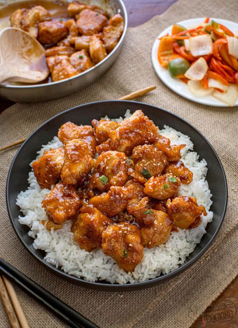 Chinese Restaurant Food, Crockpot Chinese, Sour Food, Chinese Lunch, American Food Recipes, General Tso's Chicken Recipe, Restaurant Chicken, Chicken Chinese, Restaurant Foods