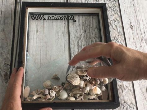 New Crafts For 2023, Wrapping Gifts Ideas Creative, Wrapping Gifts Ideas, Seashell Shadow Boxes, Seaglass Beach, Seashell Display, Shell Display, Creative Wrapping, Nautical Bathroom