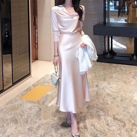 Satin Skirt Outfit, Rok Outfit, Soiree Dress, Elegant Dresses Classy, Classy Dress Outfits, Outfit Trends, Modest Fashion Outfits, Classy Dress, Elegant Outfit