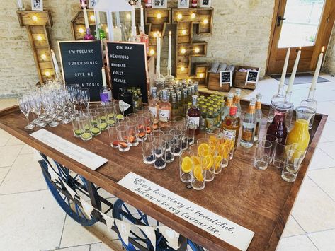 GIN TIME ⏰ . . Stunning drinks reception last Spring!! 😍 . Who doesn’t love a gin bar!? #weddingreception #gintime #weddingideas… | Instagram Cocktail Engagement Party, Kingscote Barn, Drinks Reception, Wedding Infographic, Gin Recipes, Gin Bar, Diwali Party, Cocktails Bar, Reception Party