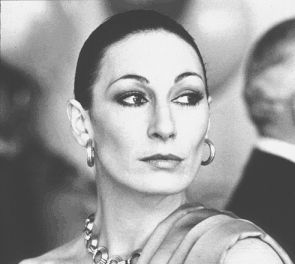 Anjelica Huston was awarded Best Supporting Actress for ("Prizzi's Honor") in 1985. Angelica Houston, John Huston, Anjelica Huston, Classic Portraits, Marlene Dietrich, Hollywood Icons, Penelope Cruz, Space Opera, Famous Faces