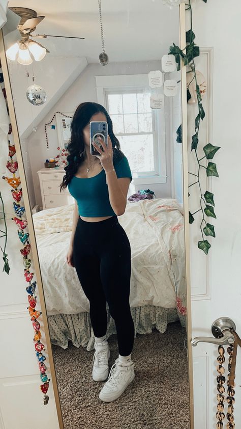 Cute Summer Outfits Leggings, Outfit Ideas Lululemon Leggings, Cute Outfit Ideas Leggings, Outfit Ideas For Leggings, Comfy Outfit Ideas Summer, Legging And Crop Top Outfits, Summer Fits With Leggings, Cute Spring Date Outfits, Cute Summer Leggings Outfits