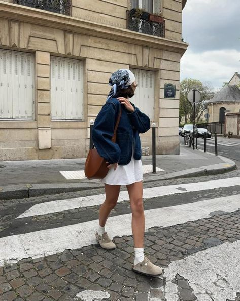 25 Best Birkenstock Clogs Outfits To Look Super Effortless - The Wandering Girl Birkenstock London Outfit, Clog Outfit Summer, Birkenstock Clog Outfit, Birkenstock Clogs Outfit, Taupe Outfit, Birkenstock Boston Outfit, Birkenstock Boston Soft Footbed, Boston Soft Footbed, Clogs Outfits