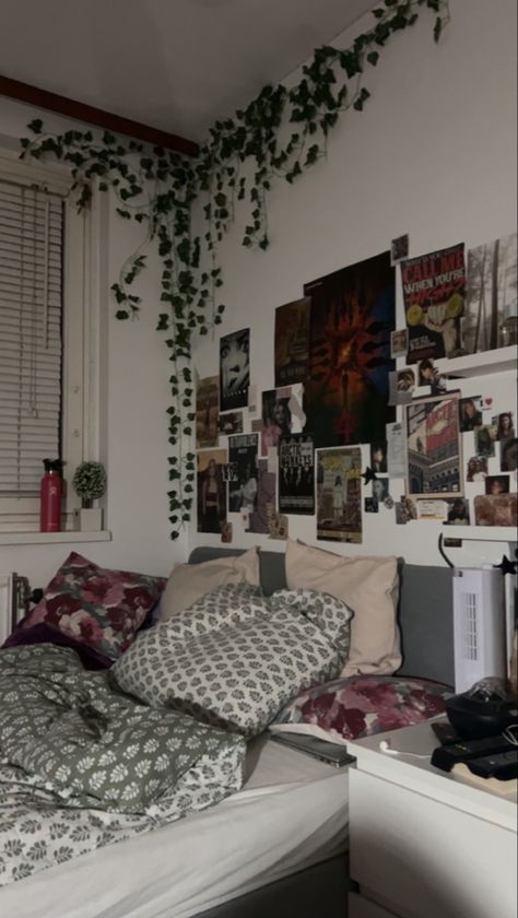 room inspo | downtown girl | downtown girl room | taylor swift | lana del rey | downtown girl aesthetic | summer | poster inspo Tv Girl Room Aesthetic, City Girl Room Aesthetic, Downtown Aesthetic Bedroom, Down Town Girl Aesthetic Room, Down Town Room, Down Town Girl Room, Downtown Girl Aesthetic Summer, Lana Del Rey Room Aesthetic, Downtown Room Aesthetic