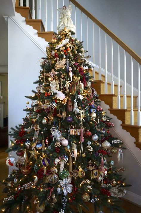 Classic Family Christmas Tree, Christmas Tree Antique, Classy Traditional Christmas Tree, Christmas Tress Aesthetic, Christmas Tree With Old World Ornaments, Tradional Christmas Tree Decorations, Trad Christmas Tree, Traditional Colorful Christmas Tree, Traditional Tree Decorations