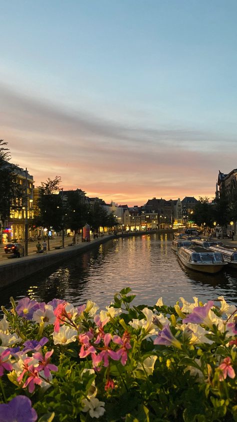 Netherlands Aesthetic, Cartoon Clothing, Pretty Landscapes, Alam Yang Indah, City Aesthetic, Beautiful Places To Travel, Nature Aesthetic, Pretty Places, Sky Aesthetic