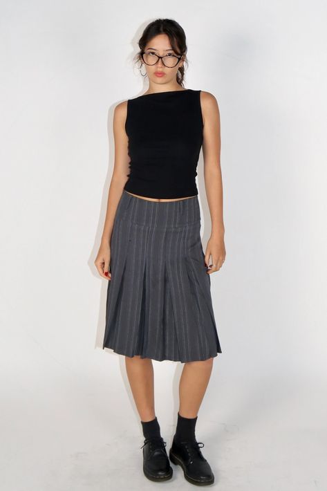 Detail Grey midi skirt Grey stripe Straight fit Low-waisted Polyester No stretchy Machine wash/Do not iron   Sizing S: waist = 68 cm, length = 56 cm, hip= 94 cm M: waist = 72 cm, length = 57 cm, hip= 198 cm L:  waist = 76 cm, length = 58 cm, hip= 102 cm Suzi is 5 ft 6, pants size is 26, wearing size small Gray Skirt Outfit, Grey Midi Skirt, Midi Skirts Style, Pleated Skirt Outfit, Midi Skirt Outfit, Striped Midi Skirt, 가을 패션, Mode Inspiration, Office Outfits