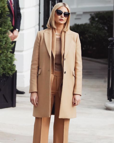 Ivanka Trump Fan (@ivvankatrump) • Instagram photos and videos Washington Dc Fashion, Smart Chic, Beige Outfit, Style Blazer, Looks Black, Meryl Streep, Business Outfit, Professional Fashion, Business Attire