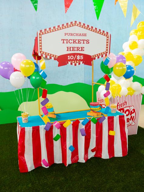 Food Stall Decoration Ideas, Stall Decoration Ideas, Stall Decorations, Carnival Booths, Photo Booth Ideas, Event Photo Booth, Fair Theme, School Fair, Christmas Photo Booth