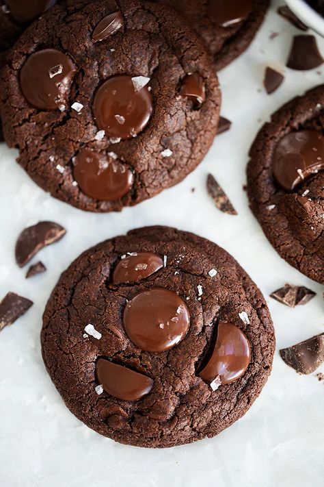 Chocolate Cookies Made With Cocoa Powder, Chocolate Chips, Chocolate Chunks, And Finished With A Sprinkling Of Flaky Sea Salt. This Is The ULTIMATE Chocolate Cookie Recipe! #cookies #chocolate #chocolatecookies #dessert #baking #valentinesday #christmascookie Double Chocolate Chip Cookies, Low Carb Cheesecake, Valentine Desserts, Gourmet Cookies, Chocolate Cookie Recipes, Browned Butter, Brownie Cookies, Double Chocolate, Tea Cakes