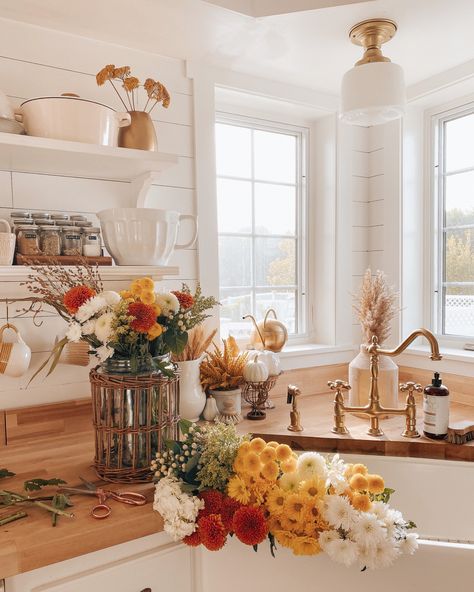 Farmhouse Christmas Kitchen, Kitchen Plants, Christmas Kitchen Decor, Cozy Farmhouse, Fall Kitchen, New England Homes, Christmas Kitchen, Décor Diy, Entryway Decor