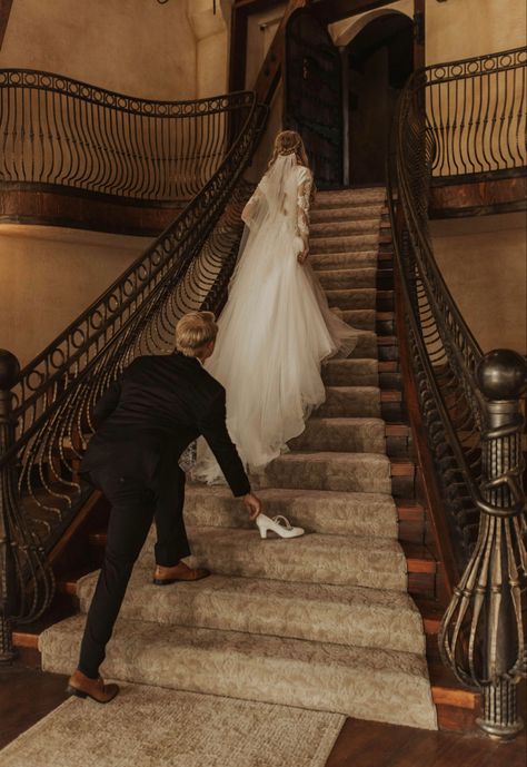 Stair Wedding Pictures, Cinderella Wedding Photoshoot, Couple Stairs Aesthetic, Wedding Pictures On Stairs, Wedding Photoshoot Stairs, Bride Walking Down Stairs, Staircase Wedding Photos, Wedding Ceremony Places, Staircase Photos