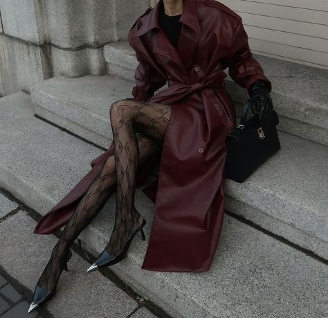 Burgundy Outfit, Dark Feminine Aesthetic, Dolce E Gabbana, Coat Outfits, Red Outfit, Looks Chic, Mode Inspiration, Look Fashion, Classy Outfits