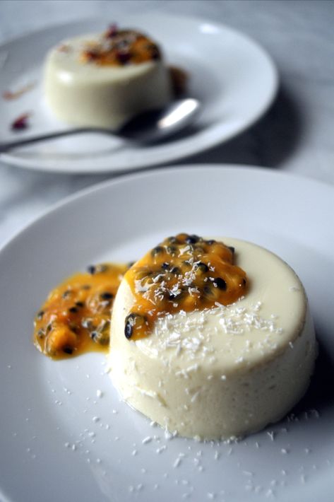 Coconut and Passion Fruit Panna Cottas Tropical Vegan Recipes, Passion Fruit Panacotta, Passion Fruit Desert, Passionfruit Panna Cotta, Food Ideas Photography, Vegan Passionfruit Recipes, Dairy Free Panna Cotta, Vegan Panacotta Recipe, Passionfruit Dessert Recipes