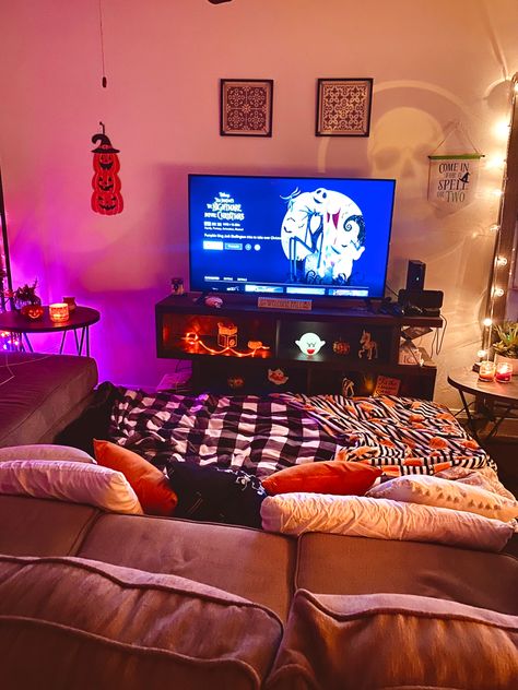 Halloween spooky movie night. The nightmare before Christmas Couch Movie Night Aesthetic, Apartment Movie Night, Movie Night At Home Living Rooms, Movie Night Basement, Cute Halloween Movie Night Ideas, Indoor Halloween Movie Night, Friends Halloween Sleepover, Movie Night In Living Room, Movie Night On The Floor