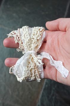 Diy Brooches Ideas, Shabby Chic Garland Diy, Rag Flowers How To Make, Diy Lace Flowers, How To Make Fabric Flowers, Lace Flowers Tutorial, Lace Diy Projects, Fabric Flower Pins, Chirstmas Decor