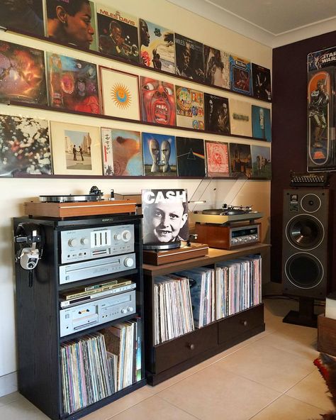 Vinyl Record Listening Room, Man Cave Vintage Decor, Stereo Room Ideas, Audiophile Listening Room Ideas, Vinyl Record Display Wall Shelves, Vintage Vinyl Storage, Vinyl Room Storage, Vintage Shelves Bedroom, Vinyl In Bedroom