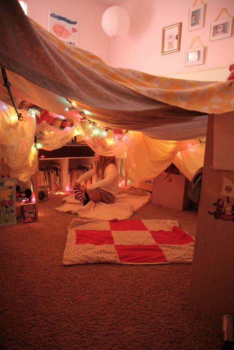 I remember my sister and I doing this when we were little... aaaah memories. Sleepover Den Ideas, Bedroom Den Ideas, Den Ideas For Kids Blanket Forts, Kids Den Ideas, Sleepover Den, Couch Fort Ideas, Sleepover Fort, Bedroom Fort, Bedroom Cave