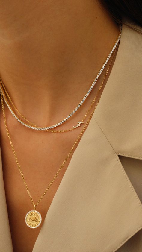 18k gold diamond Hepburn choker.  ﻿5.46cts diamonds  #AKHCK Gold Pendant Necklace Layered, Casual Diamond Necklace, Diamond Necklace Stacking, Julery Necklaces, Gold Necklace Combo, Vintage Aesthetic Jewelry, Acssesories Trend 2024, Trend Accessories 2024, Timeless Jewelry Pieces