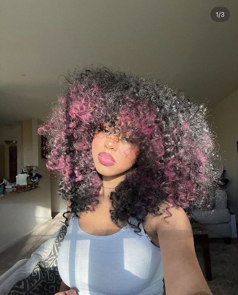 Pink Highlights Black Women, Afro Hair Dye, Dyed Curly Hair, Highlights Curly Hair, Y2k Hairstyles, Cute Hair Colors, Dyed Hair Inspiration, Colored Curly Hair, Dyed Natural Hair