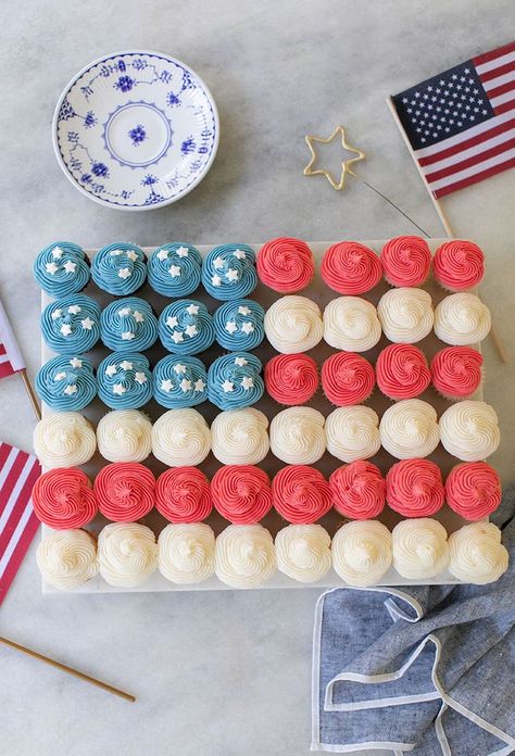 American Flag Cupcake Cake for the 4th of July! Super easy to make! #cupcakes #flag #dessert #patriotic #July #4th #summer Flag Cupcake Cake, 4th July Food, Cupcake Flags, Chocolate And Vanilla Cake, July Desserts, Patriotic Desserts, 4th Of July Cake, Blue Cupcakes, 4th Of July Desserts