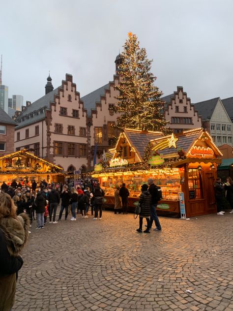 German Christmas Markets Aesthetic, Munich Christmas Market, Christmas Germany, Germany In Winter, German Winter, Germany Winter, German Market, Germany Christmas, School Places