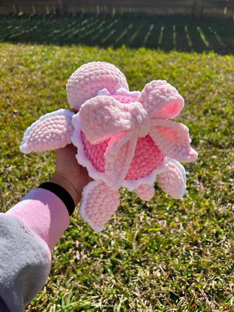 Turtle with Bow on Back Cute Stuffed Animals Crochet, Cute Crochet Ideas Animals, Things To Crochet Free Patterns, Croshay Ideas Animals, Crochet Stuffed Turtle, Crochet Free Animal Patterns, Crochet Projects Pictures, How To Crochet Cute Animals, Cute Crochet Projects Free