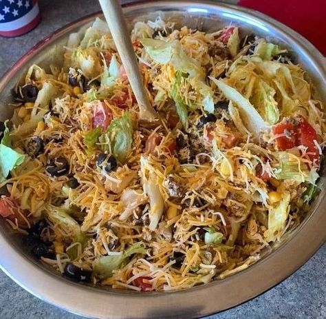 Keto Catalina Taco Salad - Dieter24 Catalina Taco Salad, Dorito Taco Salad, Dorito Taco Salad Recipe, Salad For A Crowd, Dorito Taco, Taco Salad Ingredients, Taco Salad Doritos, Doritos Taco, Free Keto Meal Plan