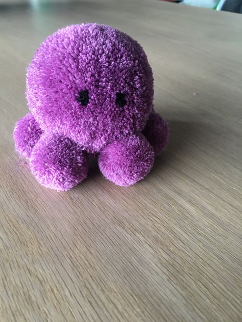 Cute Pom Pom Animals, Pom Pom Octopus, Things To Do With Pom Poms, Pompon Animals Diy, Craft Pom Pom Ideas, Pom Poms Animals, Cute Pom Pom Crafts, Pom Pom Creatures, Pompom Octopus