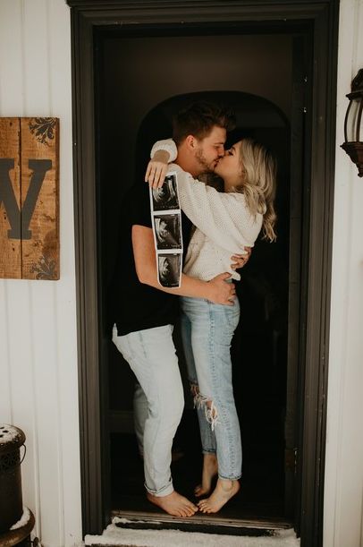 21 Gorgeous and Classy Pregnancy Announcement Ideas - Just Simply Mom Sonogram Pregnancy Announcement, 3rd Pregnancy Announcement, Pregnancy Announcement Photography, Pregnancy Announcement Pictures, Unique Pregnancy Announcement, Pregnancy Announcement Photoshoot, Pregnancy Announcement Ideas, Baby Announcement Photoshoot