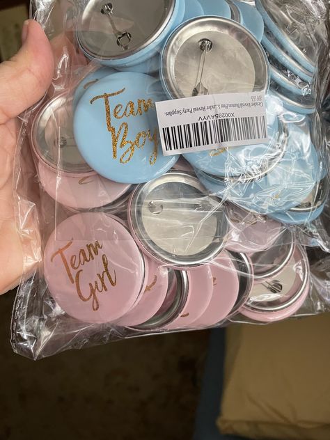 Gender Reveal Accessories, Gender Reveal Buttons, Gender Reveal Pins For Guest, Gender Revelation Ideas, Gender Reveal Pins, Simple Gender Reveal, Gender Reveal Baby Shower Themes, Creative Gender Reveals, Gender Reveal Party Favors