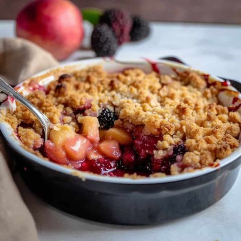 Mary Berry Apple Blackberry Crumble Pear And Blackberry Crumble, Apple And Blackberry Crumble Recipe, Berry Apple Crumble, Mary Berry Apple Crumble, Crumble Mix Recipes, Apple Crumble For Two, Crunchy Crumble Topping, Blackberry Apple Crumble, Apple Blackberry Crumble