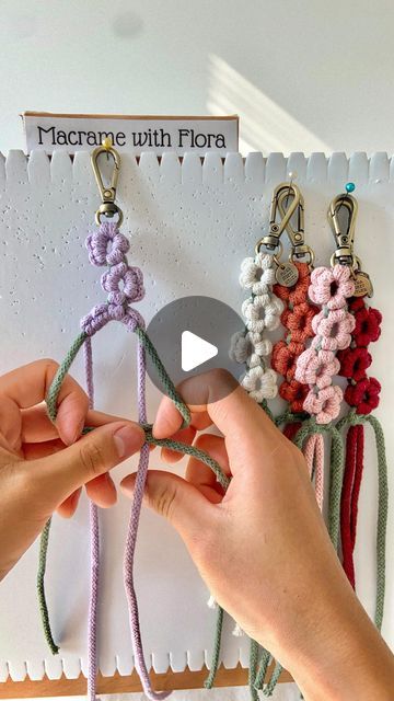 Rearview Mirror Macrame Diy, Diy Macrame Flower Keychain, Knot Keychain Diy, Daisy Macrame Tutorial, Macrame Key Chains Free Pattern, Diy Flower Keychain, Diy Macrame Car Charm, Macreme Basic Knots Keychain Tutorial, Kids Keychain Craft