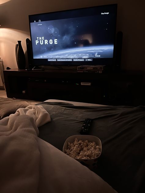 Selimut Aesthetic Night, Movie Tv Room, Night Movies Aesthetic, Movie Night In Living Room, Watching A Movie Aesthetic Tv, Horror Movie Watching Aesthetic, Scary Movie Marathon Aesthetic, Watching Movie Astethics, Watching Horror Movies Aesthetic Night