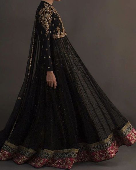 Inbox us to order ✉📬 Or contact 📞 +923074745633 📞☎ (WhatsApp ✔) Get ready to slay in style! Explore our stunning collection of traditional Pakistani dresses, intricately designed to make you shine! From elegant evening wear to vibrant party wear, we've got you covered! Shop now and let the world admire your beauty! ! Traditional Pakistani Dresses, Asian Wedding Dress Pakistani, Pakistani Formal Dresses, Pakistani Wedding Outfits, Pakistani Fancy Dresses, Beautiful Pakistani Dresses, Fancy Dresses Long, Designer Party Wear Dresses, Designer Dresses Casual