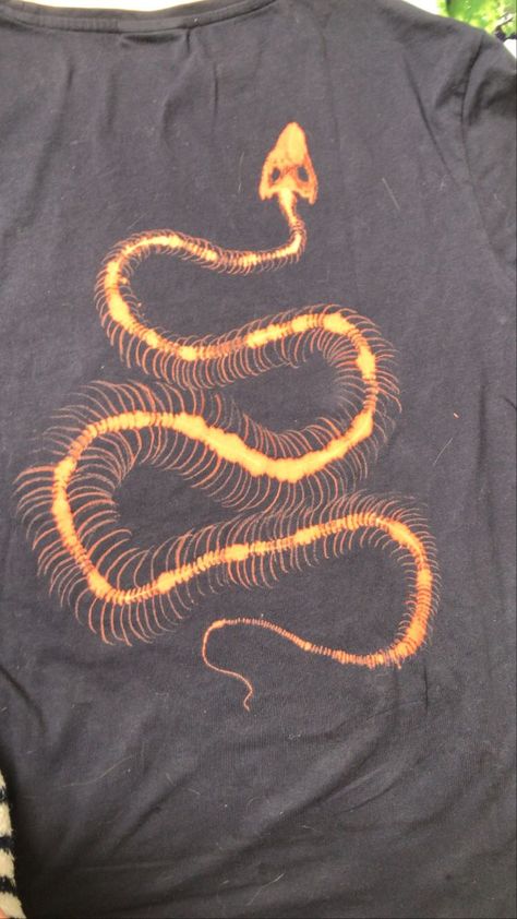 Snake Bones Drawing, Cool Bleach Designs On Shirts, Bleached Diy Shirts, Painted T Shirts Aesthetic, Custom Shirt Ideas Aesthetic, Bleach Painting Grunge, Snake Clothes Aesthetic, Aesthetic Bleached Shirt, Bleached Hoodie Designs Alt