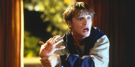 Devon Sawa plays one of his most well-known characters, Anton from Idle Hands, in a video shared on social media just in time for Halloween. Peter Vincent, 90s Characters, Devon Sawa, Alia Shawkat, Idle Hands, Body Cast, Buffy Summers, In And Out Movie, Best Horror Movies