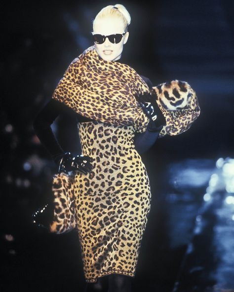 Eva Herzigova for Christian Dior Fall/Winter, 1995 Ready-to-Wear. (#EvaHerzigova #ChristianDior #FW #1995 #RTW #Fashion #90s) Eva Herzigova, Runway Gowns, Leopard Print Outfits, 90s Runway Fashion, Runway Fashion Couture, Gianfranco Ferre, Animal Print Fashion, Print Coat, John Galliano