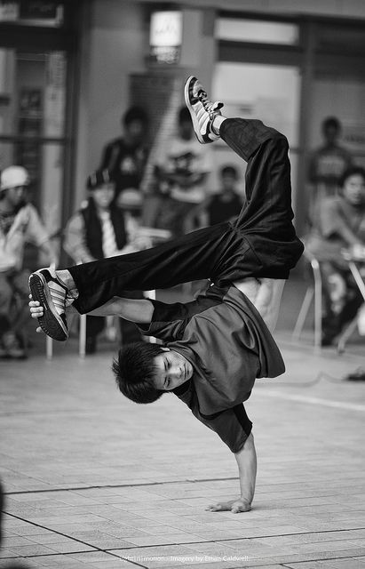 . Bboy Dance Poses, People Dancing Reference Photo, Hip Hop Reference, Break Dance Poses Drawing, People In Motion Reference, Breakdance Poses Reference, Breakdance Poses Drawing, Dancers References, Breakdancing Aesthetic