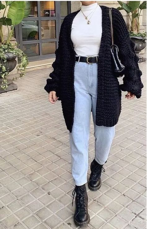 30+ Super Stylish Winter Outfits for Women 2023 - HubPages Grunge Winter Outfits, Baggy Cardigan, Outfits Fo, Jeans Outfit Winter, Diy Jeans, Outfit Chic, Hipster Outfits, Jeans Outfit, Mode Inspo