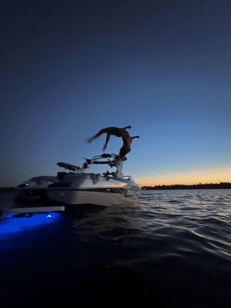 Summer On A Boat, Boat Lake Aesthetic, Speed Boat Aesthetic, Summer Boat Aesthetic, Lake Day Pictures, Boat Aesthetic Summer, Boat Day Aesthetic, Boating Aesthetic, Boat At Night