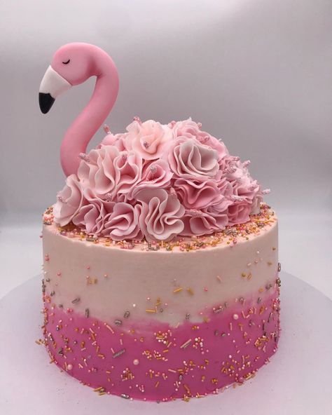 Carol on Instagram: “Flamingo Cake... Chocolate Cake flavored light chocolate buttercream and whipped cream. #flamingocake #flamingocakepops #instacake…” Flamingo Cake Ideas, Flamingo Birthday Cake, Flamingo Cake Topper, Inside Cake, Flamingo Cake, Flamingo Birthday Party, Gateaux Cake, Flamingo Birthday, Flamingo Party