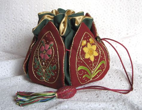 Stumpwork Embroidery, Dice Bag, Embroidery Inspiration, Larp, Embroidered Flowers, Hobo Bag, Needlepoint, Embroidery Patterns, Bead Work