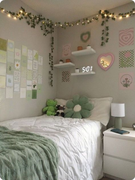 White Dorm Room, Pink Dorm Rooms, Green Room Decor, Bedroom Ideas For Small Rooms Cozy, Easy Room Decor, College Dorm Room Decor, Dorm Room Designs, Dorm Room Ideas, Dorm Room Inspiration