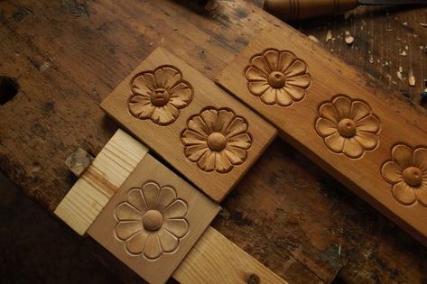 Simple Wood Carving - Flower (rosette) Flower Carving Wood, Flowers Wood Carving, Wood Carving Flower Designs, Lotus Wood Carving, Lotus Flower Wood Carving, Wood Carving Faces, Wood Carving For Beginners, Simple Wood Carving, Woodworking Bed